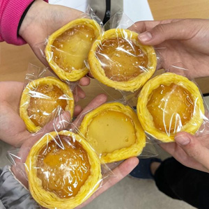 손에 든 타르트를 촬영하고 있는 모습